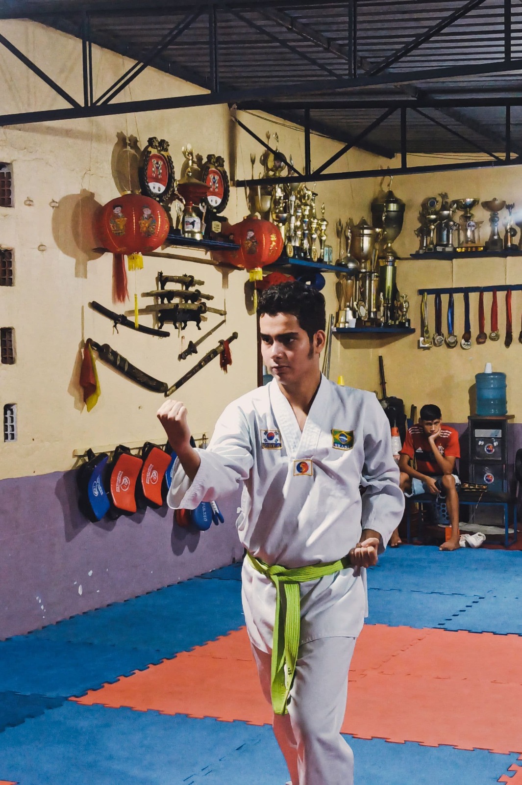 Adultos treinando Taekwondo