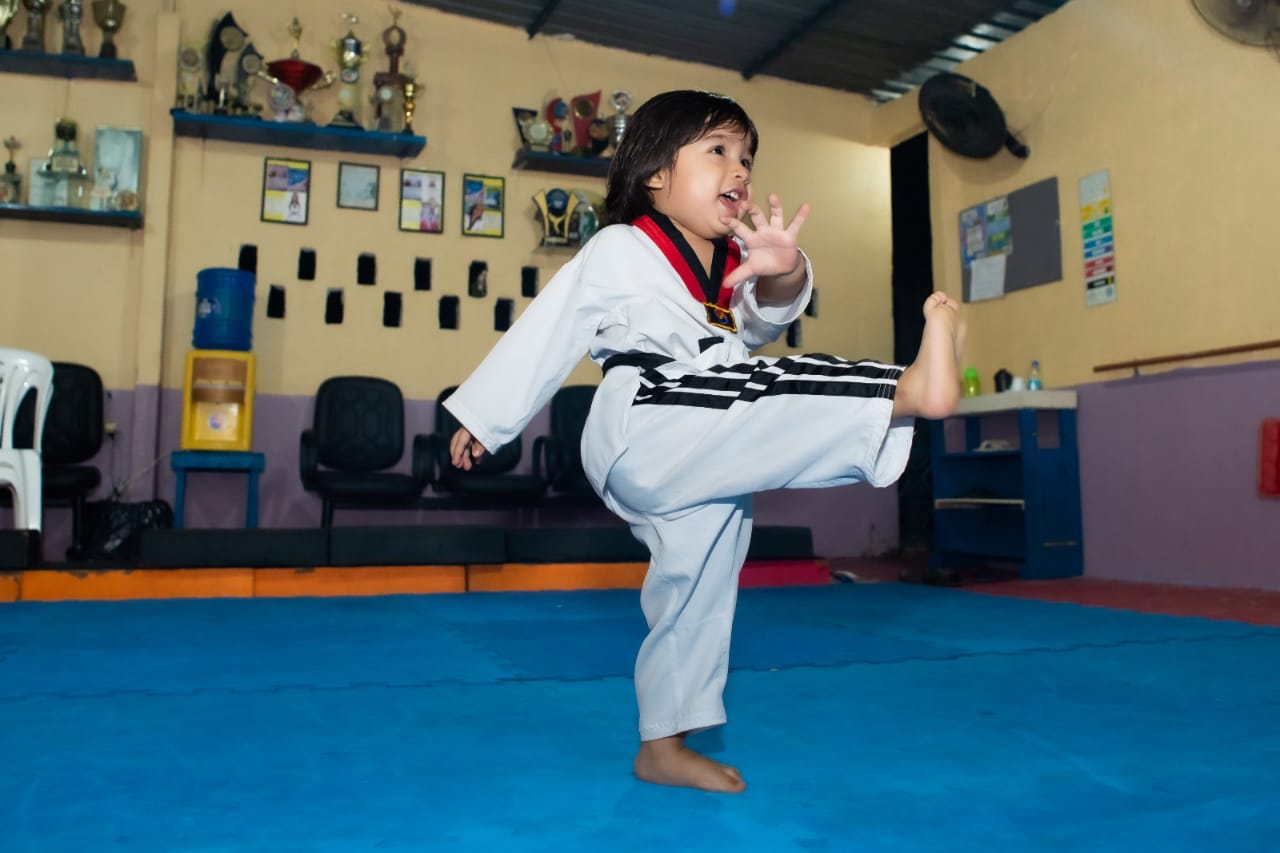 Crianças treinando Taekwondo